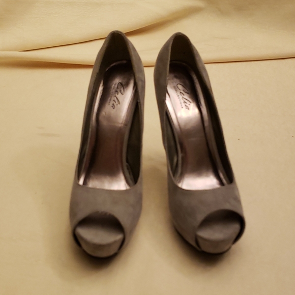Gray heels - Picture 2 of 5